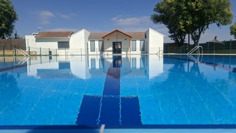 La piscina municipal de Villaviudas con su edificio de servicios