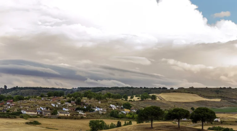 Bodega de campo con nubes de tormenta sobre el Cerrato