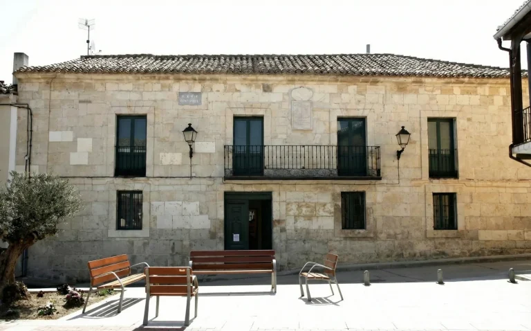 Fachada del Ayuntamiento de Villaviudas, edificio de sillería en la Plaza Mayor