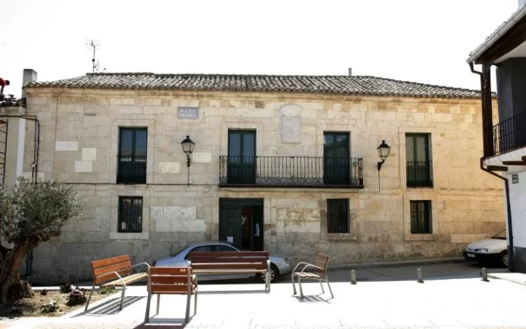 Fachada principal del Ayuntamiento de Villaviudas en la Plaza Mayor