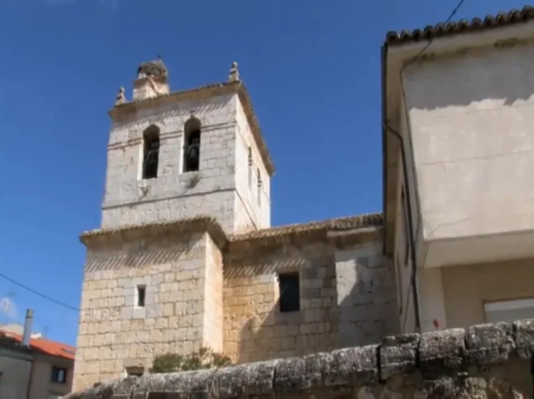 La iglesia de la Asunción entre las casas del casco antiguo de Villaviudas