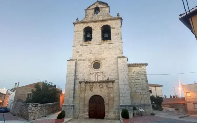 Fachada y torre de la iglesia de Nuestra Señora de la Asunción de Villaviudas