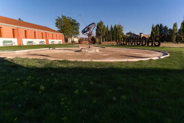 Letras corpóreas de Villaviudas junto a la esfera armilar en el parque del pueblo