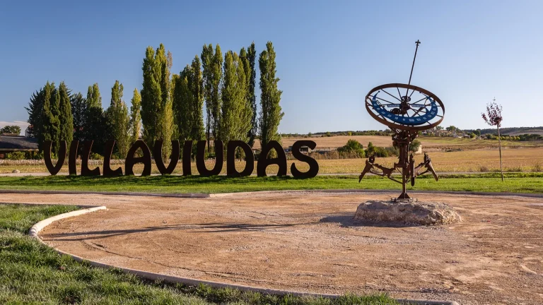 Vista del parque de las Letras de Villaviudas con la esfera armilar y los chopos