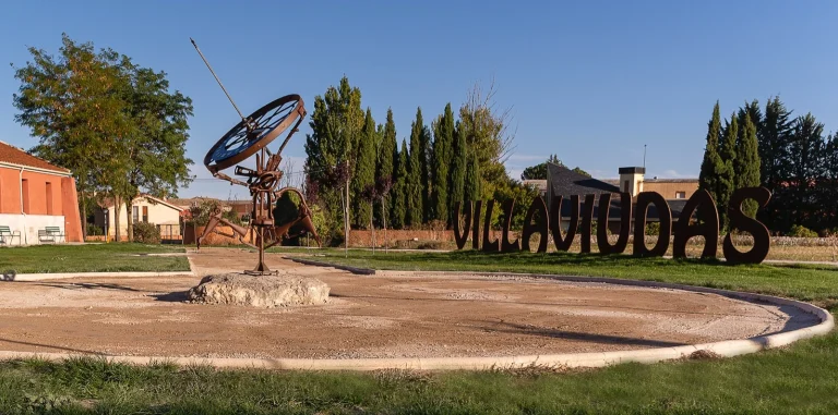 El parque de las Letras de Villaviudas con el frontón y la esfera armilar