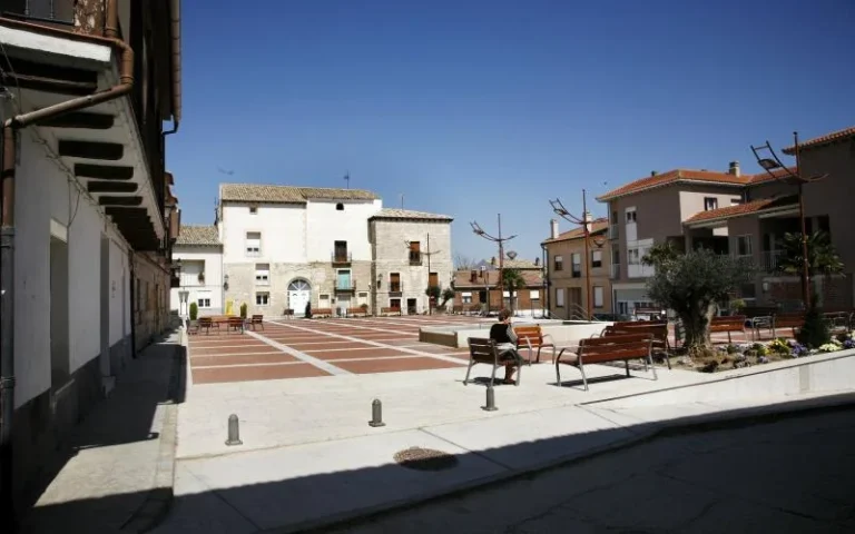 La Plaza Mayor de Villaviudas con la iglesia al fondo