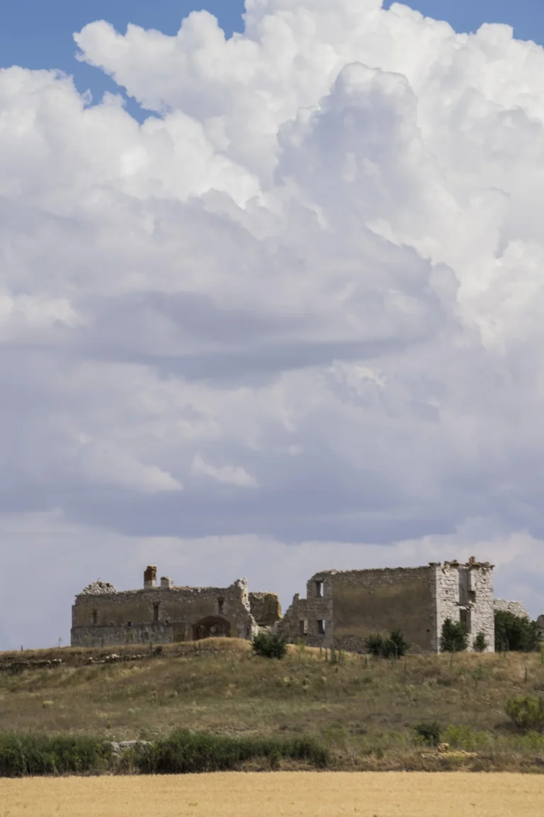 Restos de edificios del caserío de la Dehesa de Tablada