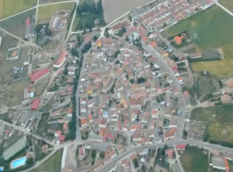 Vista aérea del núcleo urbano de Villaviudas entre campos