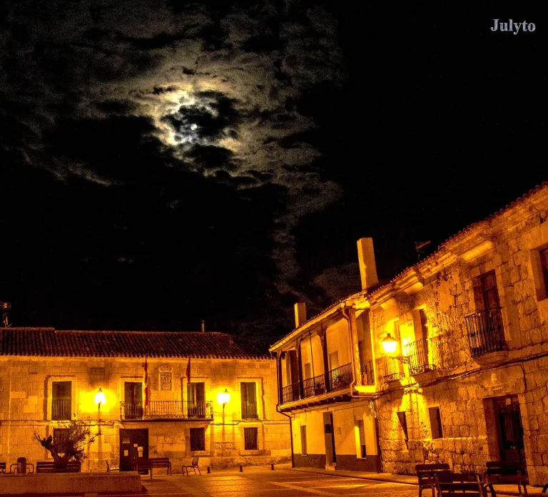 La Plaza Mayor y el Ayuntamiento de Villaviudas iluminados de noche