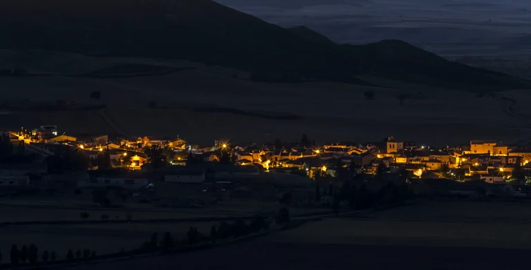 El pueblo de Villaviudas iluminado, visto desde las afueras de noche