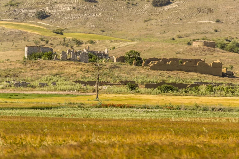 Vista de la Dehesa de Tablada con el caserío en la lejanía