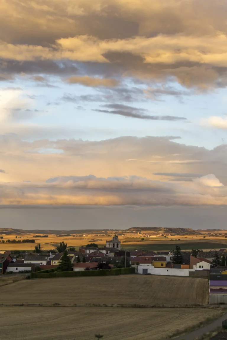 Vista vertical de la vega y el pueblo desde el depósito