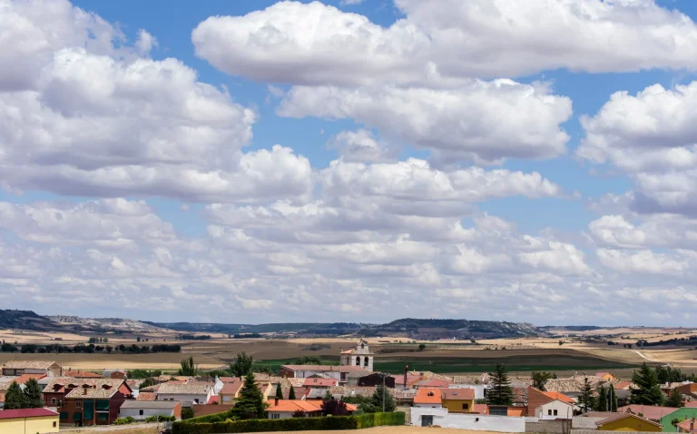 Nubes de verano sobre la vega y el pueblo al fondo