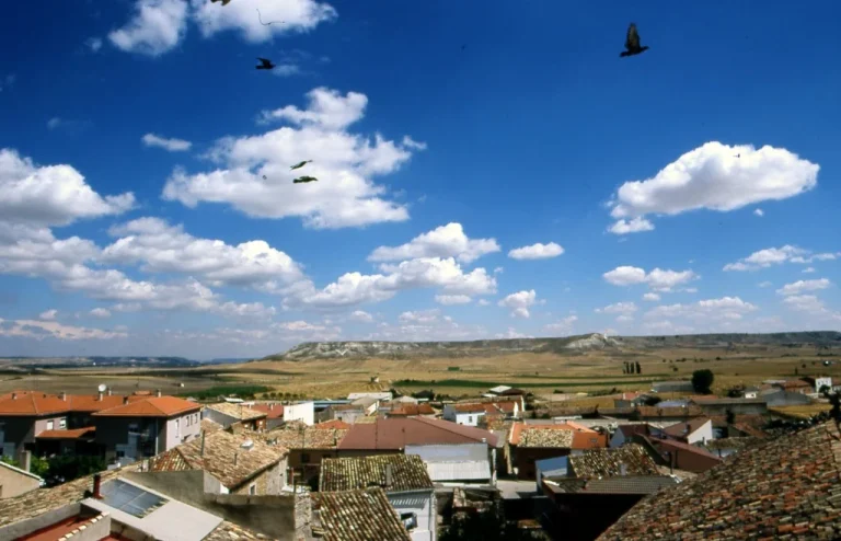 Cielo con nubes sobre los tejados del pueblo
