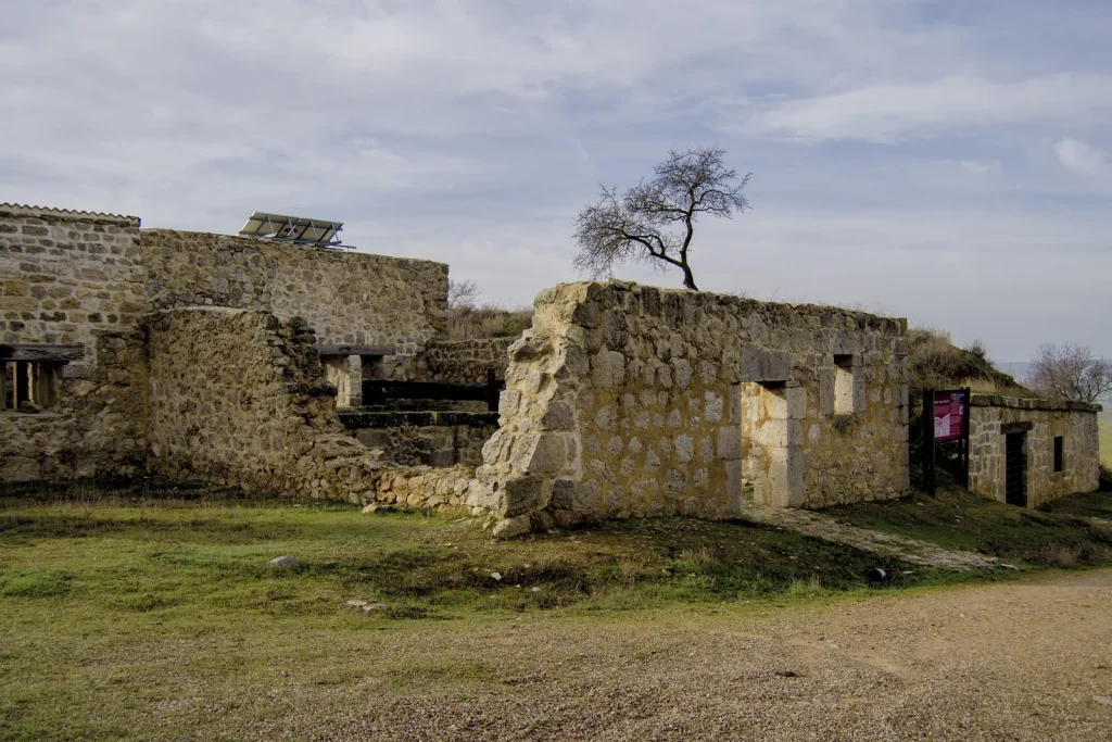 Edificios de piedra en ruina del caserío de la Dehesa de Tablada