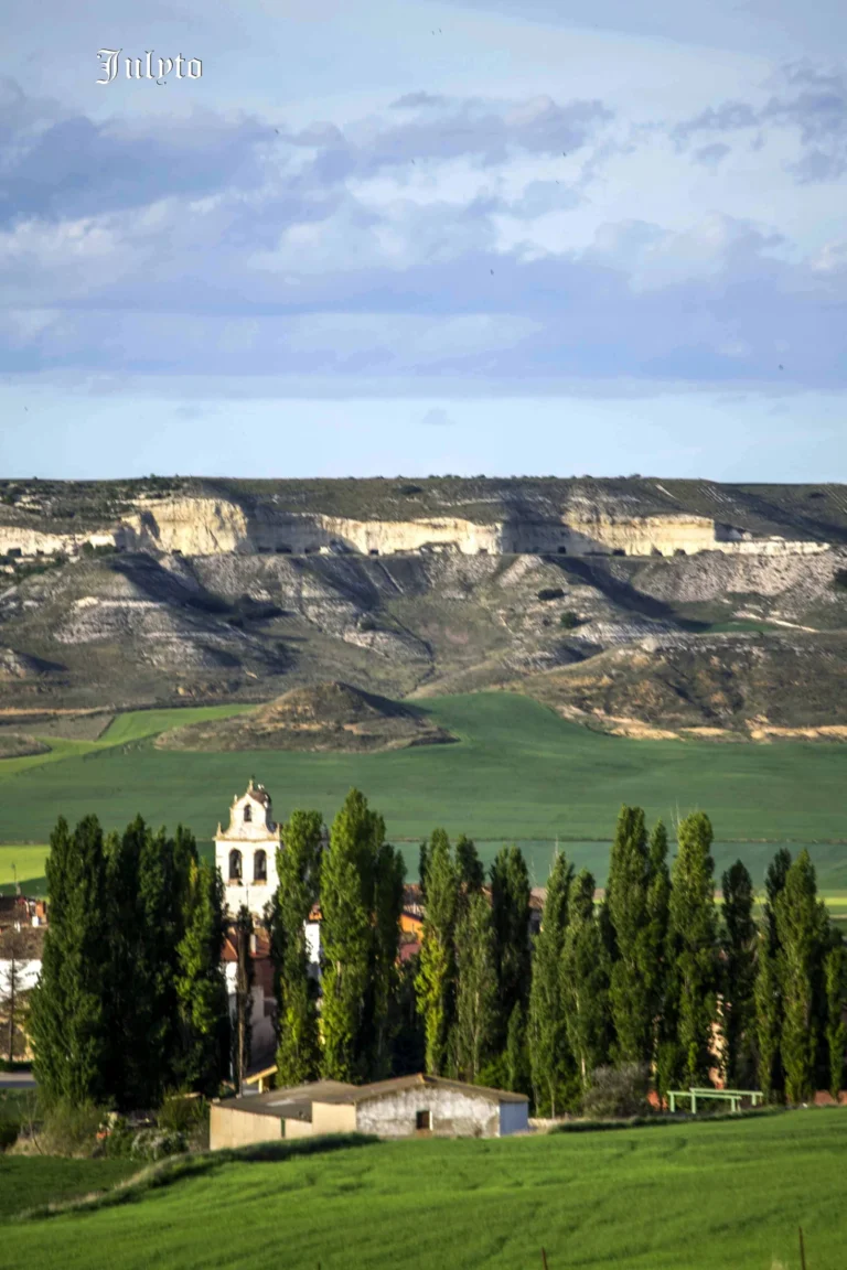 Torre de la iglesia de Nuestra Señora de la Asunción entre los chopos, vista desde el paseo