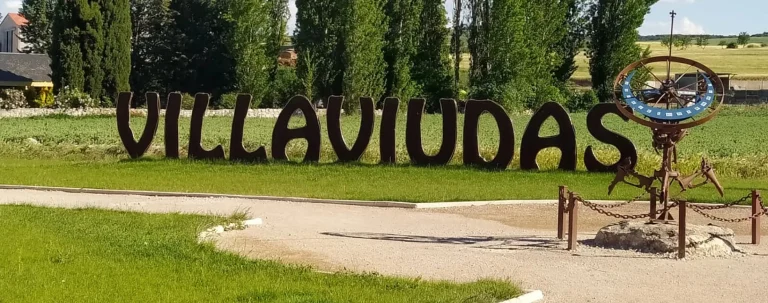 Letras corpóreas de Villaviudas en su parque, con la esfera armilar