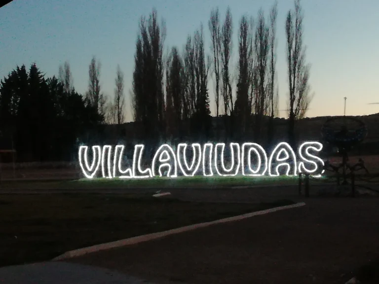 Las letras de Villaviudas iluminadas en el parque, de noche