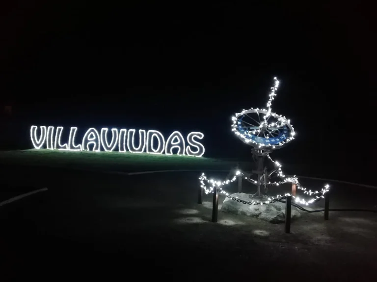 La esfera armilar del parque de las Letras iluminada de noche