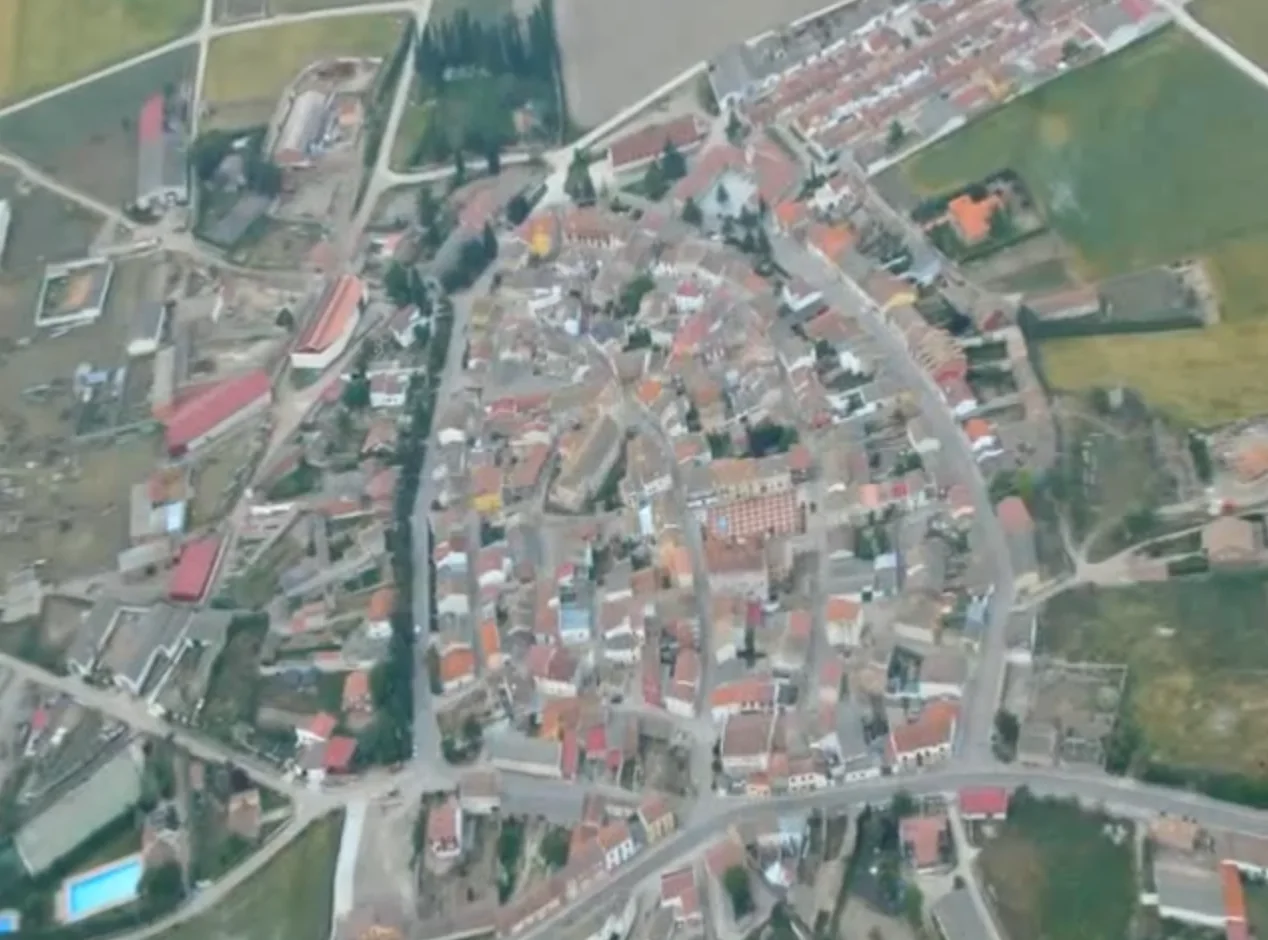 Vista aérea del núcleo urbano de Villaviudas entre campos de cultivo