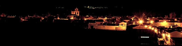 Luces del pueblo de Villaviudas en la noche cerrada